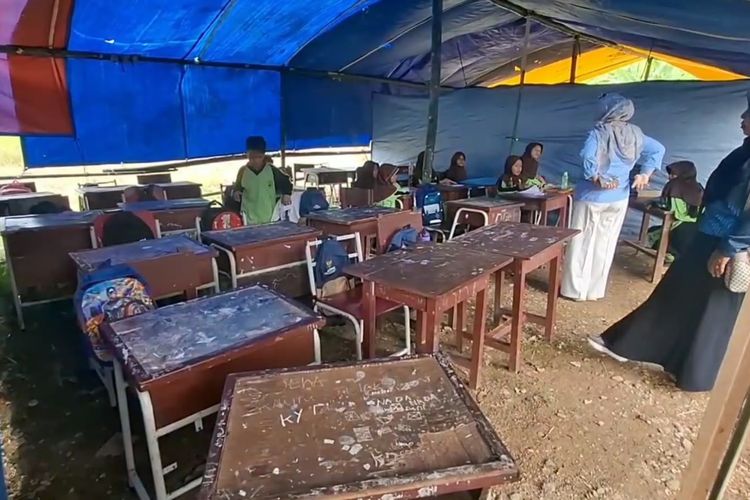 Dua Tahun Murid SD di Berau Sekolah Tanpa Gedung, Orang Tua Iuran Bikin Tenda untuk Kelas