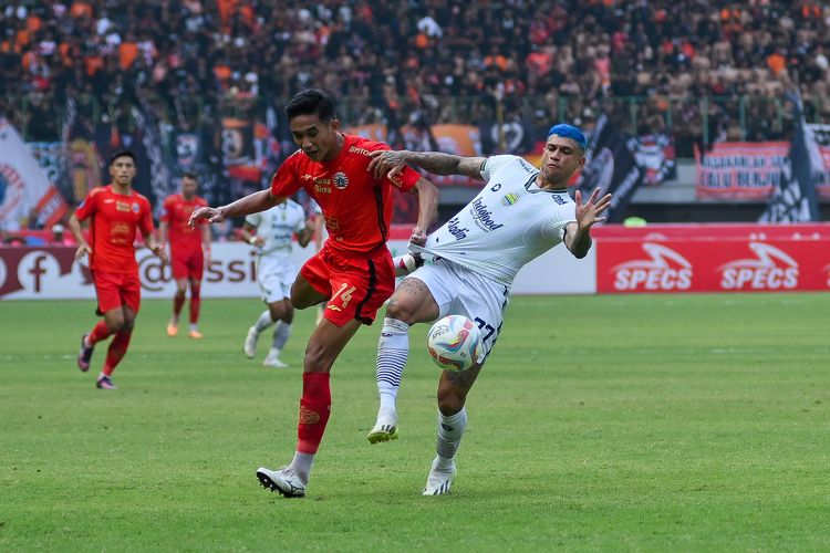 Rizki Ridho bek Persija dan Ciro Alves penyerang Persib berduel dalam pertandingan pekan ke-11 Liga 1 2023-2024 antara Persija vs Persib di Stadion Patriot Candrabhaga Bekasi, Sabtu (2/9/2023). 