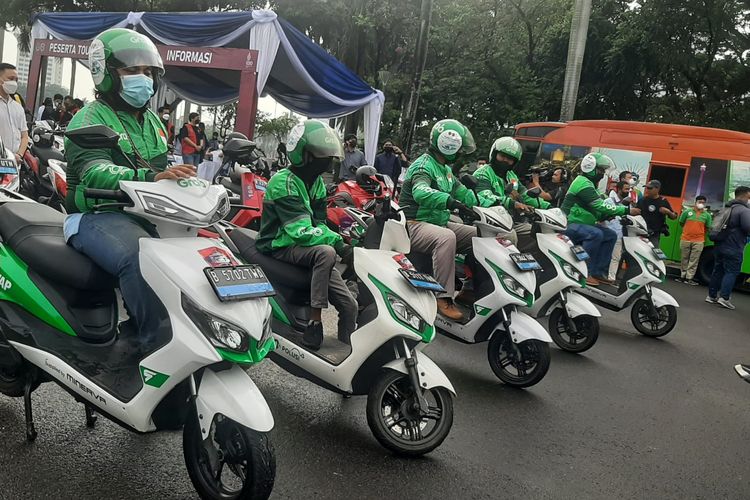 Touring Kendaraan Bermotor Listrik Berbasis Baterai Jakarta-Bali 2022 di Jakarta, Senin (7/11/2022).