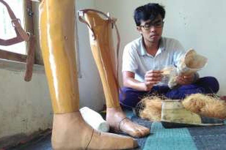 Fauzal membuat kaki palsu dari serabut kelapa
