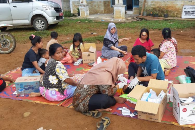 Warga mengungsi di luar rumah.