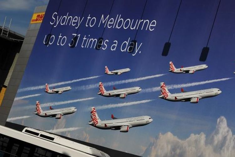 Baliho reklame maskapai penerbangan Virgin Australia dipasang di pintu masuk Bandara Sydney, Australia.