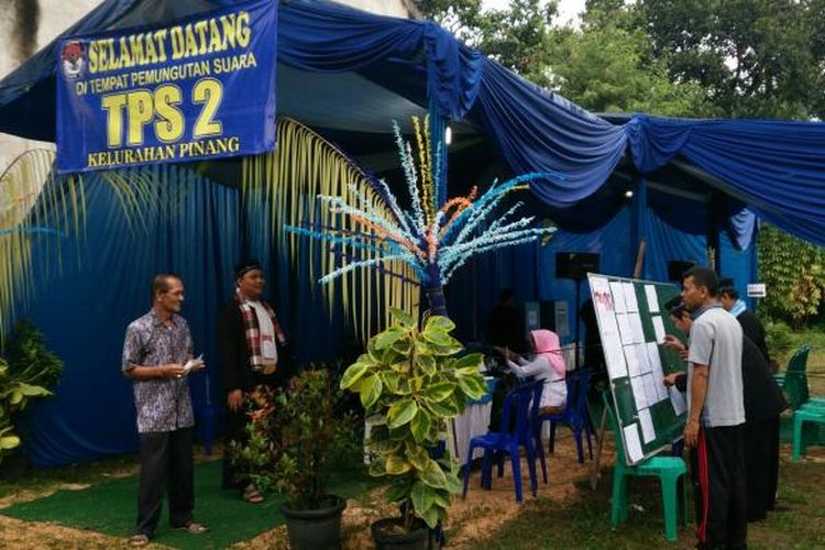 Suasana TPS 02 Kelurahan Pinang, Kecamatan Pinang, Kota Tangerang, tempat calon gubernur Banten, Wahidin Halim, akan memberikan suara pada Pilkada Banten 2017