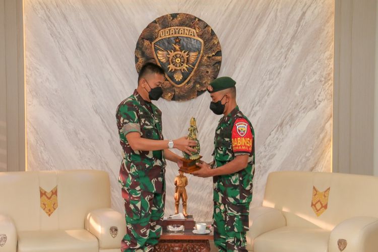 Sertu Suparto saat menerima penghargaan berupa Patung Praja Raksaka dan piagam Pangdam IX/Udayana Mayjen TNI Sonny Aprianto. 