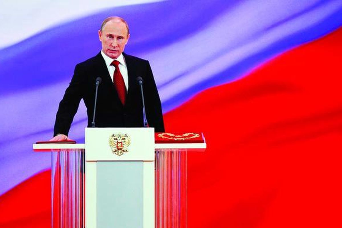 Presiden Rusia Vladimir Putin saat diambil sumpahnya sebagai presiden di Kremlin, Moskwa, Senin (7/5). Putin terpilih kembali menjadi Presiden Rusia untuk masa jabatan ketiga, setelah menjabat presiden untuk dua periode pada 2000-2008 dan menjadi perdana menteri pada 2008-2012.