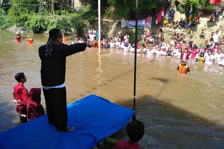 Budi Bahar Yong saat menyampaikan pesan-pesan dalam upacara di Sungai Deli, di Kampung Aur, Kel. Aur, Kec. Medan Maimun, Sabtu (17/8/2019). Dia berperan kepada Gubernur Sumut, Edy Rahmayadi agar penggusuran dilakukan tanpa tebang pilih.