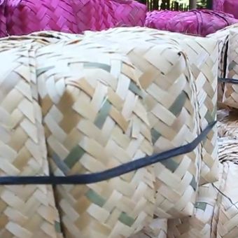 Besek Bambu karya pengrajin asal Desa Kedungsatriyan, Kecamatan Ngawen, Kabupaten Blora, Jawa Tengah yang laris manis diminati masyarakat jelang Idul Adha