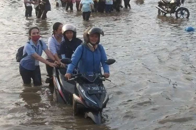 Banjir rob di Kawasan Tanjung Emas Semarang karena tanggul jebol. Senin (20/6/2022)