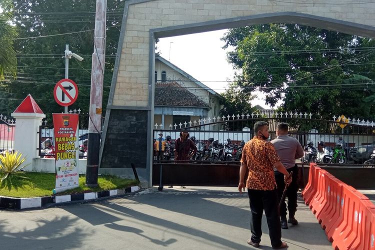 Seorang pria tak dikenal nekat menyerang Polresta Yogyakarta