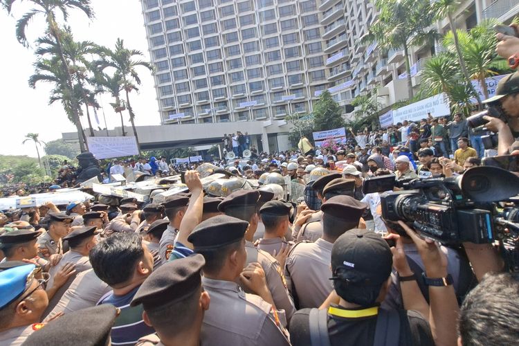 Polisi Tangkap 119 Orang saat Eksekusi Hotel Sultan Ricuh