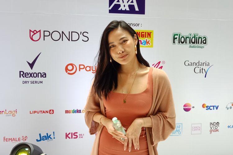 Makeup artist Vinna Gracia dalam acara talkshow POND?S Vitamin Micellar Water di Gandaria City Mall, Jakarta Selatan, Jumat (15/1/2019).