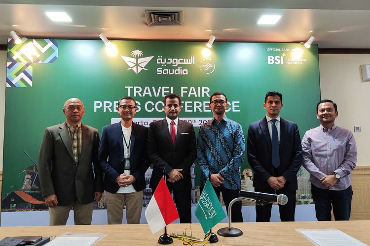 Saudia Country Manager for Indonesia, Singapore, Australia, and New Zealand, Faisal Alallah (tengah) dan jajaran bersama Senior Vice President Islamic Ecosystem Solution BSI Muhammad S Habiby (kedua dari kiri) dan jajaran dalam konferensi pers di kawasan Kuningan, Jakarta Selatan, Jumat (20/10/2023).