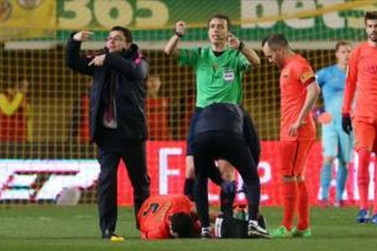 Gelandang Barcelona, Sergio Busquets, saat tergeletak di lapangan karena mengalami cedera di sela-sela laga leg kedua semifinal Copa del Rey, di Estadio El Madrigal, Rabu atau Kamis (5/3/2015) dini hari WIB.