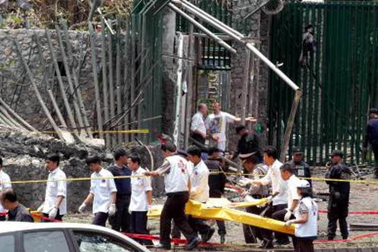 Titik ledak di depan Gedung Kedutaan Besar Australia di Kuningan, Jakarta Selatan, 9 September 2004.