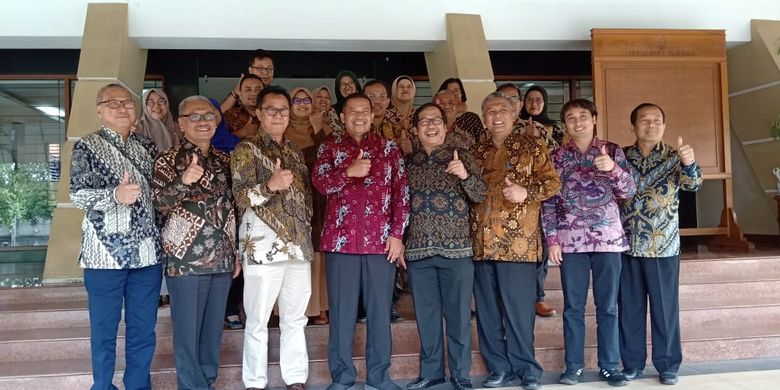 Dalam rangka meningkatkan kompetensi, kapasitas, dan kapabilitas Asosiasi Fakultas Ekonomi dan Bisnis PTN se-Indonesia (AFEBI) melakukan kunjungan ke Universitas Terbuka (UT) di Operation Room UT, Tangeran Selatan (7/2/2020).