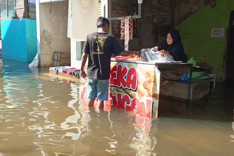 Tetap Berjualan di Tengah Banjir 1 Meter, Pedagang di Dayeuhkolot Bertahan demi Sesuap Nasi