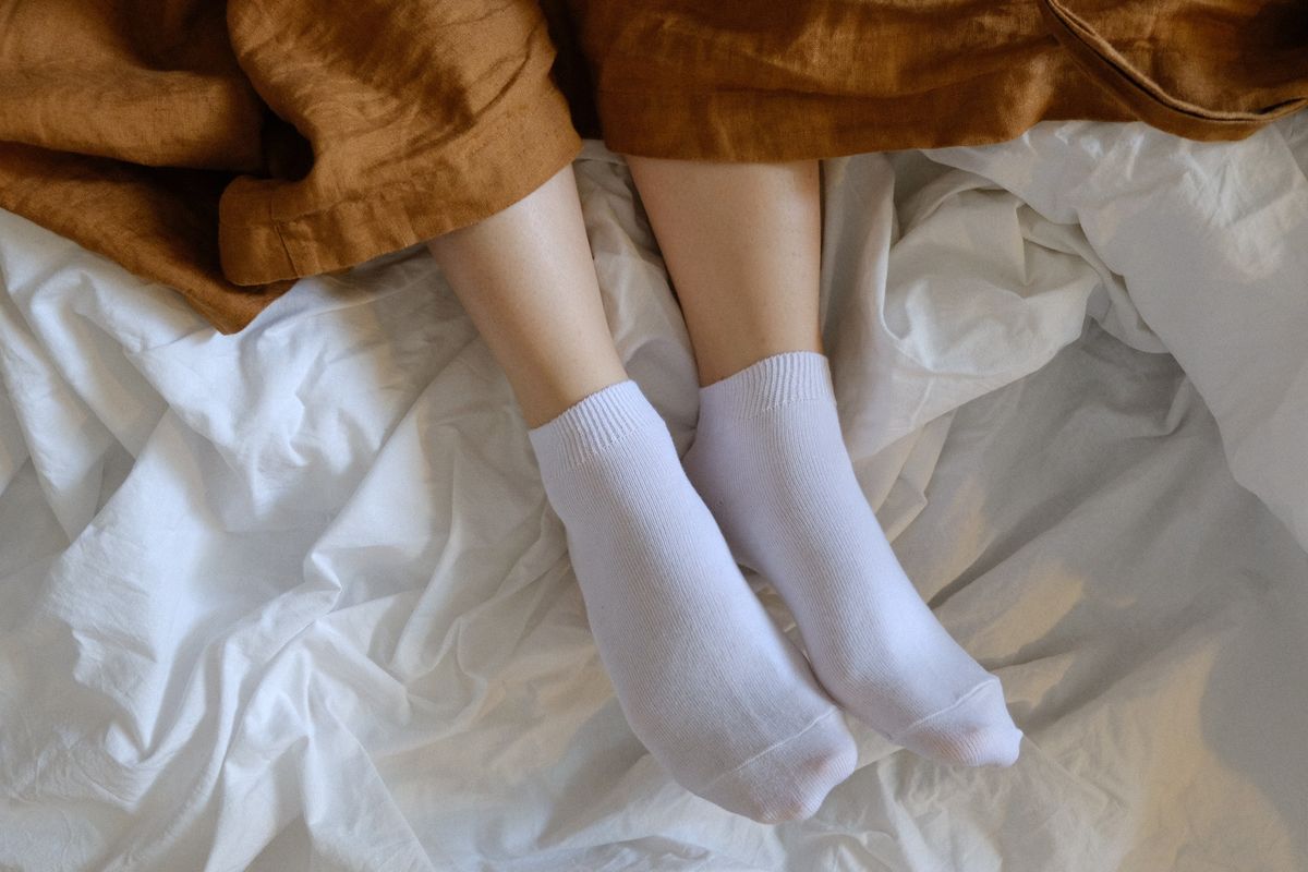 Kenakan kaus kaki ketika tidur untuk mengobati kulit yang terlalu kering.