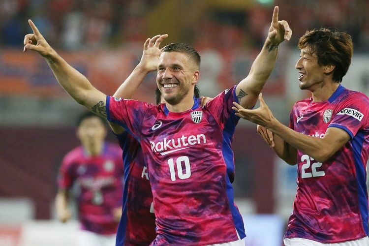 Penyerang Vissel Kobe asal Jerman, Lukas Podolski (tengah), melakukan selebrasi setelah mencetak gol dalam debutnya di J-League melawan Omiya Ardija di Kobe, 29 Juli 2017.
