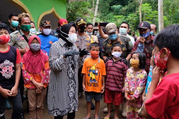 Mensos Tri Rismaharini menemui anak-anak korban bencana tanah longsor di Desa Kalijering, Kecamatan Padureso, Kabupaten Kebumen, Jawa Tengah, Jumat (12/2/2021).