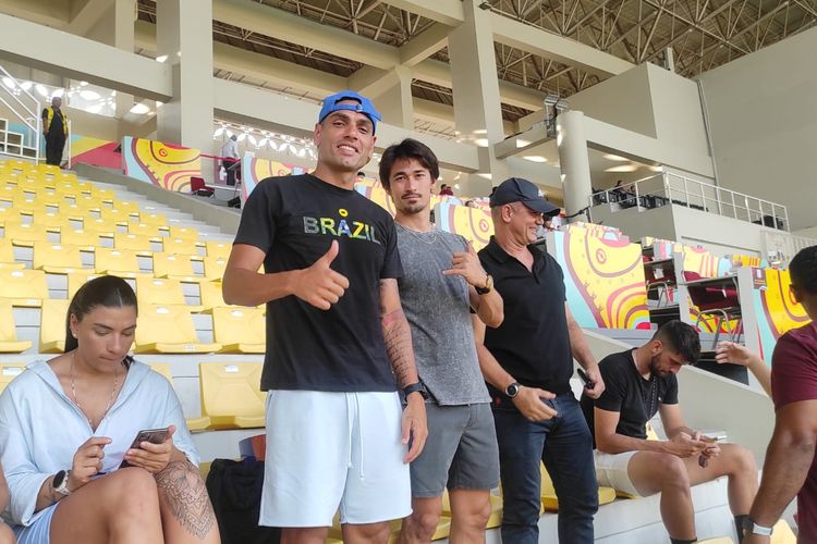 Bek Persis Solo, Jaimerson Xavier (kiri), dan Gavin Kwan, hadir langsung di Stadion Manahan, Solo, untuk menonton laga Ekuador vs Brasil pada babak 16 besar Piala Dunia U17 2023, Senin (20/11/2023).