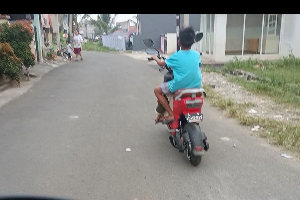 Anak kecil main sepeda listrik