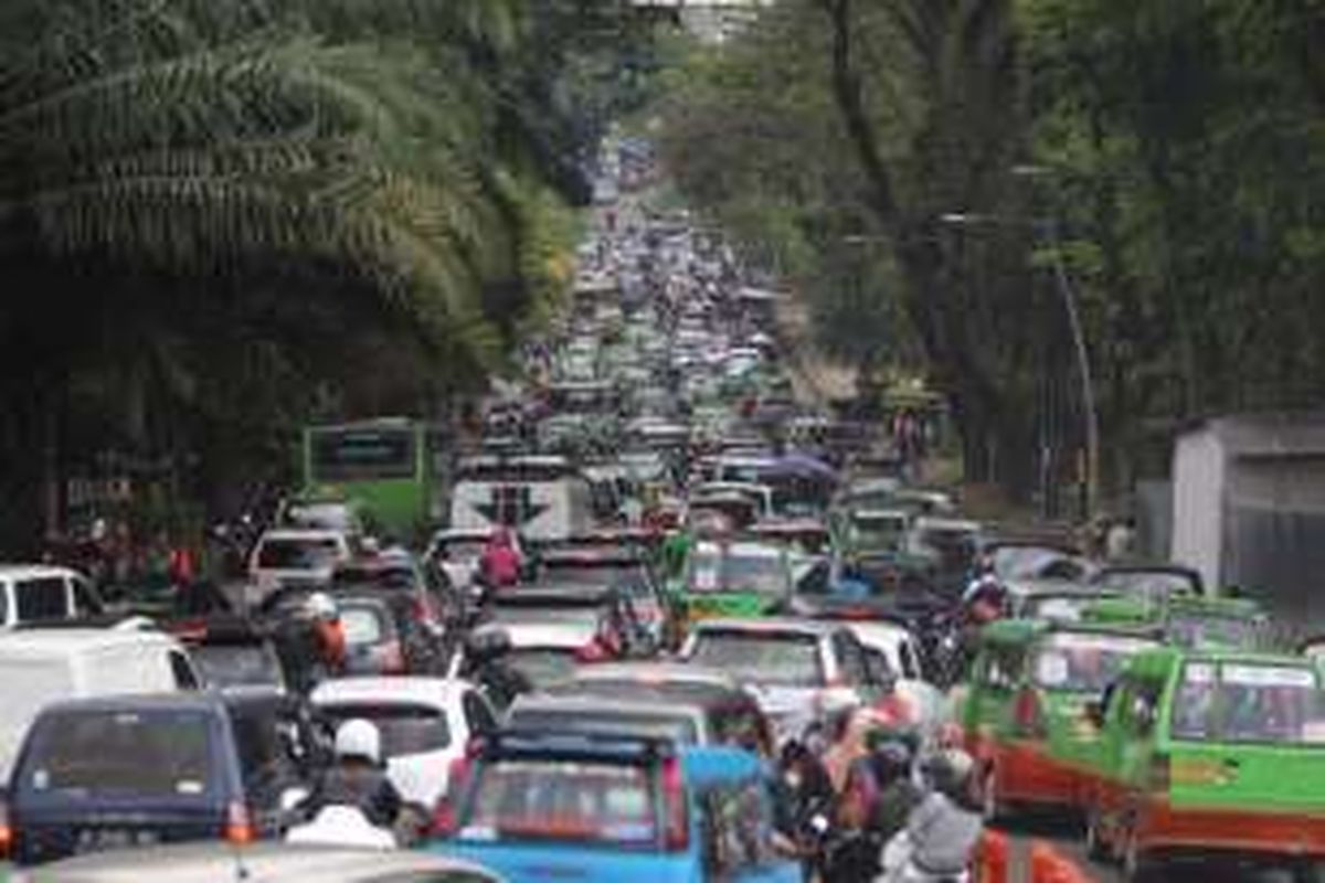 Kemacetan di jalan Otto Iskandardinata, Bogor, Jawa Barat, Jumat (8/7/2016). Kemacetan yang terjadi pada H 3 Lebaran ini dikarenakan bertambahnya volume kendaraan pribadi milik wisatawan yang ingin menuju Kebun Raya Bogor.