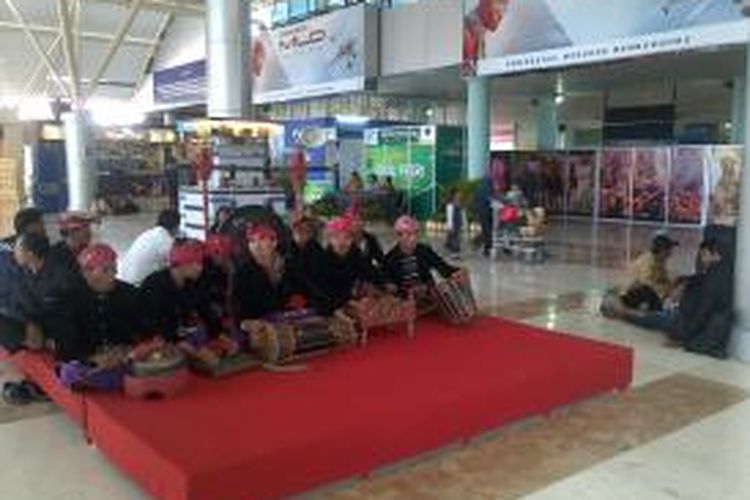 Penumpang Bandara di Lombok Dihibur Musik Gandrung.
