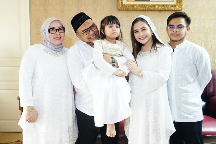 Cerita Prilly Latuconsina Berburu Seragam Lebaran Keluarga