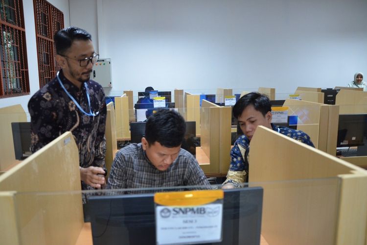Salah satu dari empat calon mahasiswa disabilitas tunanetra saat mengikuti Ujian Tulis Berbasis Komputer Seleksi Nasional Berdasarkan Tes (UTBK SNBT) di Universitas Negeri Yogyakarta (UNY) Kamis (2/05/2024) 