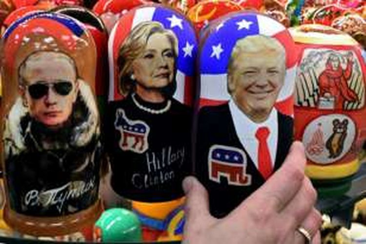 Boneka kayu tradisional Rusia, Matryoshka dolls, bergambar Presiden Rusia Vladimir Putin, Calon Presiden Partai Demokrat Hillary Clinton dan Presiden terpilih AS Donald Trump.  