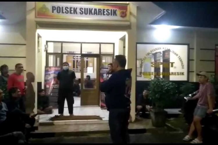 Korban tawuran pertandingan sepak bola di Kecamatan Sukaresik, Kabupaten Tasikmalaya, melaporkan kejadian yang dialaminya ke Polsek Sukaresik, Tasikmalaya, Rabu (23/2/2022) malam.