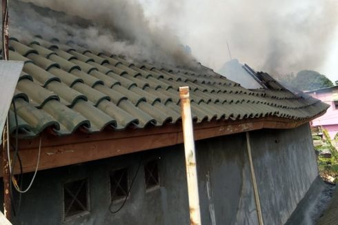 Berawal dari Setrikaan Baju yang Ditinggal, Rumah Dua Lantai di Cipayung Terbakar