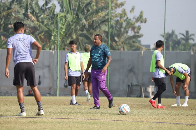Pelatih baru Persita Tangerang Divaldo Alves saat memimpin latihan.