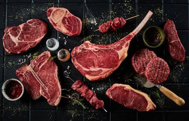 Penderita hipertensi, kolesterol tinggi, dan stroke tetap bisa menikmati daging kurban, asal tahu batas dan cara mengolahnya dengan tepat.
