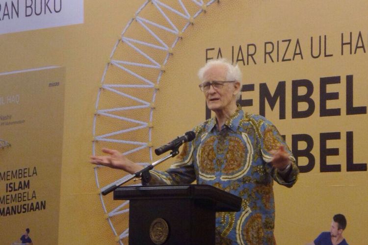 Rohaniwan Katolik Franz Magnis Suseno Saat berbicara dalam peluncuran buku Mantan Direktur Maarif Institute Fajar Riza Ul Haq berjudul Membela Islam, Membela Kemanusiaan di auditorium CSIS, Jakarta Pusat, Rabu (18/10/2017) malam.
