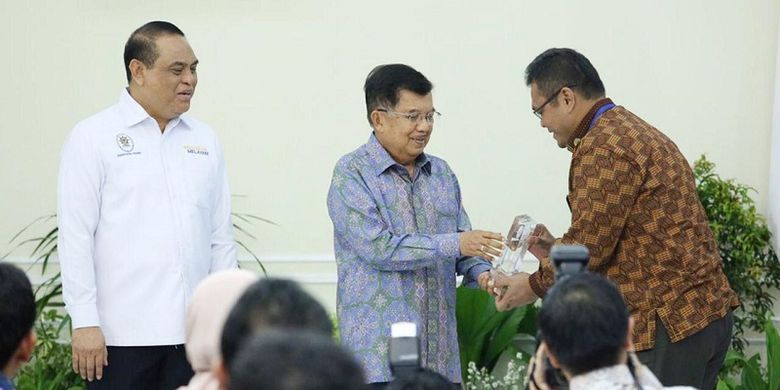Kepala Lembaga Administrasi Negara (LAN) Adi Suryanto saat menerima penghargaan sebagai Top 45 Inovasi Pelayanan Publik Tahun 2019