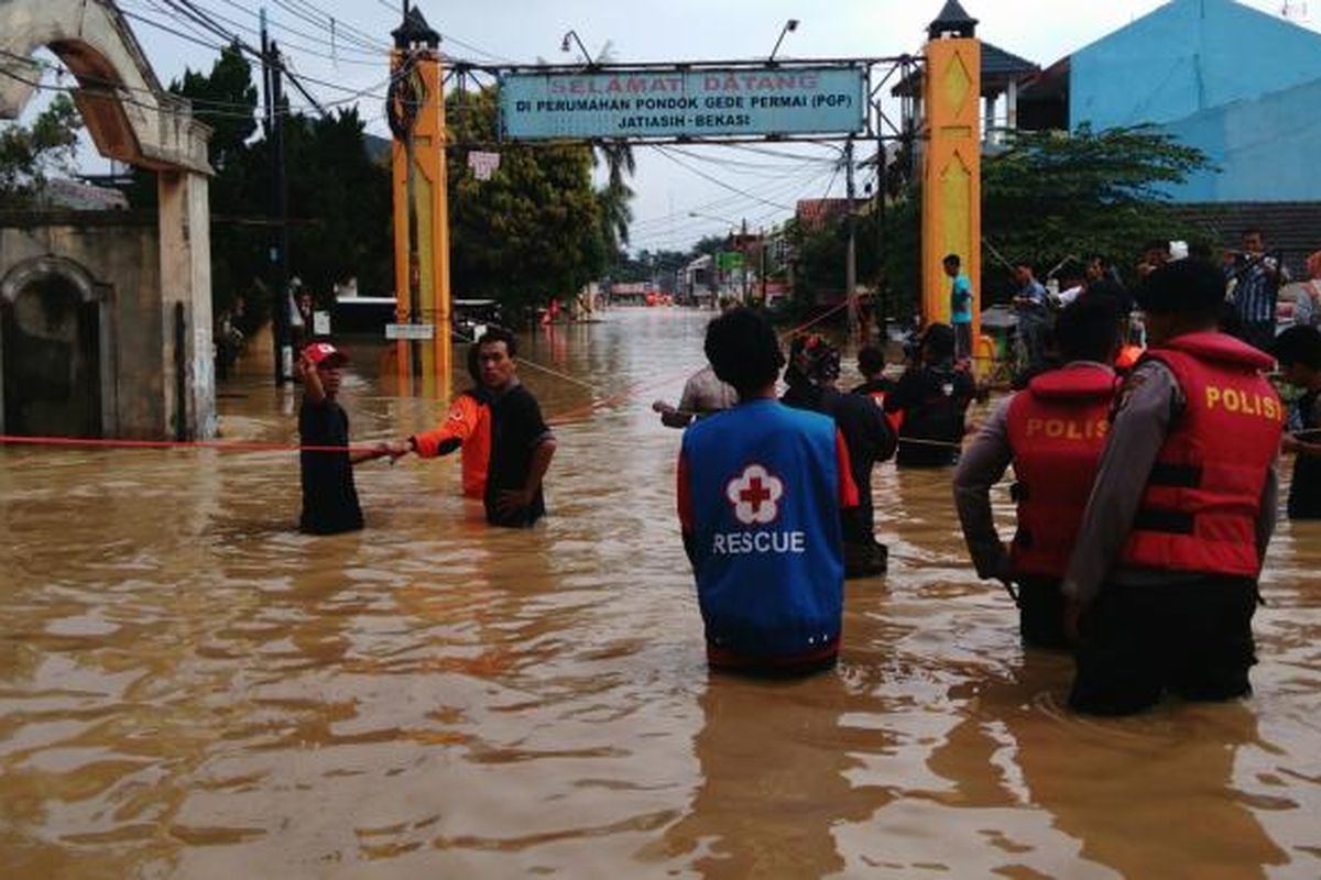 Banjir menggenangi Perumahan Pondok Gede Permai (PGP), Jatiasih, Bekasi, Jawa Barat. Banjir dengan ketinggian lebih dari tiga meter itu diduga akibat limpasan air yang melewati tanggul Sungai Cikeas. Kamis (21/4/2016)