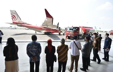 Menteri ESDM Arifin Tasrif, Direktur Utama Pertamina Nicke Widyawati beserta jajaran dalam acara Uji Terbang Bio Avtur, melihat langsung pengisian bahan bakar Bio Avtur J 2.4 di Pesawat CN235 oleh truk Pertamina di Hanggar GMF Soekarno Hatta, Rabu (6/10/2021).