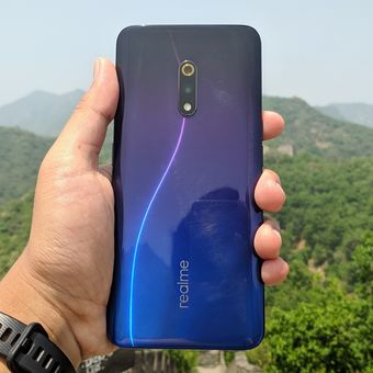 Berkaitan dengan display, layar Realme X berukuran 6,5 inci dan memiliki resolusi 1.080 x 2.340 piksel dan aspect ratio 19,5:9.  
Di bagian belakang, terdapat kamera ganda yang masing-masing memiliki resolusi 48 megapiksel (lensa f/1.7) dan 5 megapiksel (lensa f/2.4, depth sensor). Dua kamera tersebut dibekali dengan modul LED flash. 