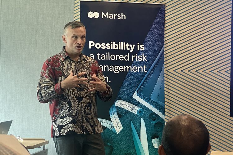 CEO of Marsh McLennan Indonesia and President Director of Marsh Indonesia, Douglas Ure saat memaparkan riset The Global Risks Report 2024 dari World Economic Forum di Jakarta (19/8/2024).
