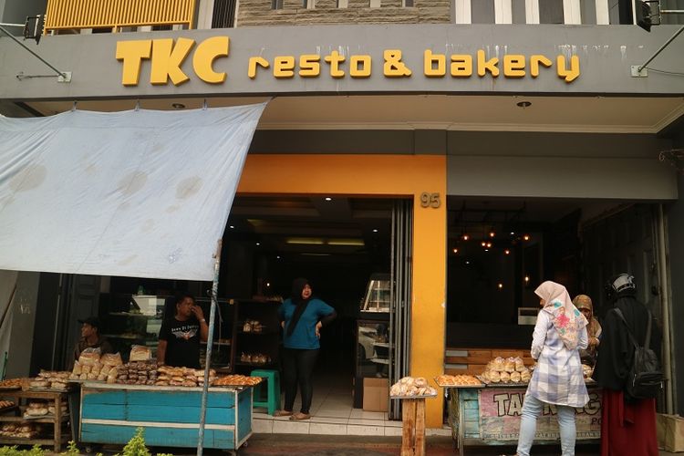 Toko Roti Tan Keng Chu tampak depan, Toko Roti Tan Keng Chu merupakan toko roti legendari yang berada di Cianjur. Toko Roti Tan Keng Chu berdiri sejak 1926.