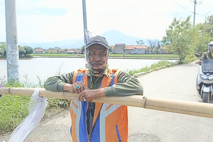 Sukirman (52) salah satu penjaga pintu perlintasa kereta di Jalan Walini, Kecamatan Rancaekek, Kabupaten Bandung, Jawa Barat, Selasa (27/5/2025)