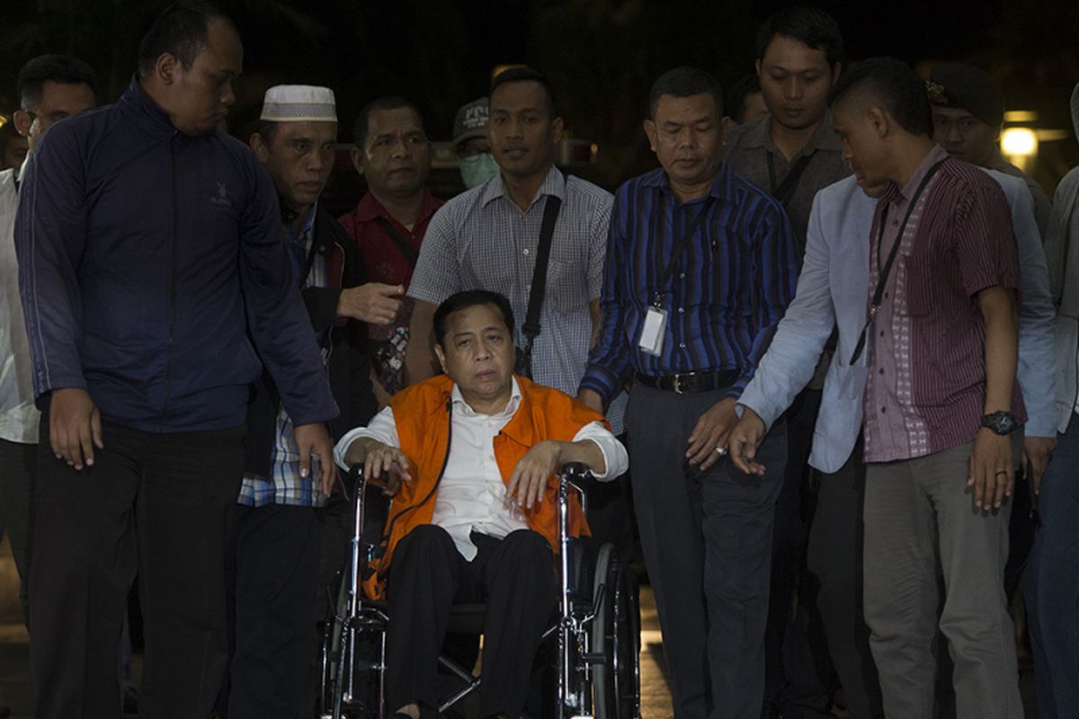 Tersangka kasus korupsi proyek e-KTP, Setya Novanto, tiba di Gedung KPK, Jakarta, Minggu (19/11/2017). Ketua DPR tersebut dipindahkan dari RSCM Kencana ke rutan KPK setelah sebelumnya diberitakan mengalami kecelakaan mobil di daerah Permata Hijau, Jakarta Selatan.