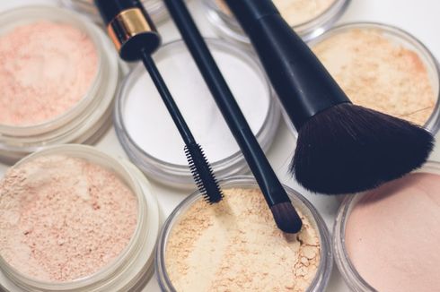 Cara Membersihkan Produk Kosmetik agar Lipstik dan Bedak Bebas Kuman 