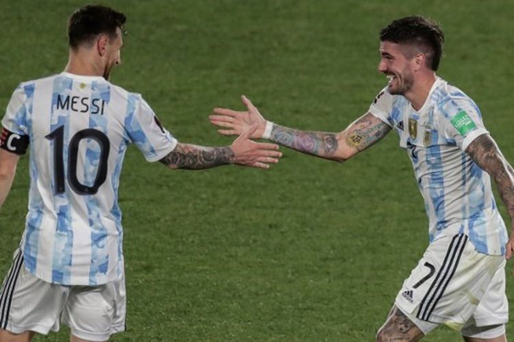 Rodrigo De Paul melakukan selebrasi bersama Lionel Messi setelah mencetak gol dalam pertandingan Argentina vs Uruguay pada lanjutan Kualifikasi Piala Dunia 2022 Zona Conmebol di Stadion Monumental, Buenos Aires, Minggu (10/10/2021) waktu setempat. (Foto oleh ALEJANDRO PAGNI/AFP)