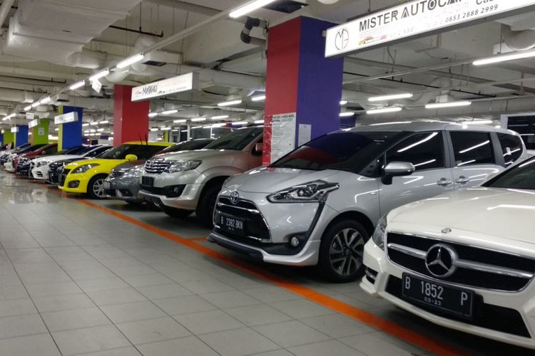 Suasana pusat penjualan mobil bekas di Jakarta Pusat