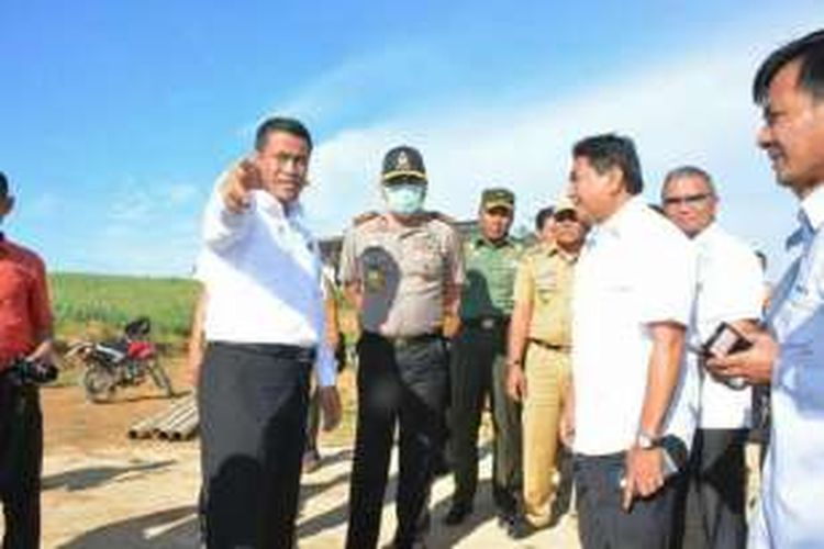 Menteri Pertanian, Amram Sulaiman tengah memantau perkebunan tebu milik PTPN XIV di Kabupaten Bone, Sulawesi Selatan. Selasa, (10/01/2017).