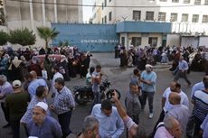 Ribuan Warga Gaza Tentang Rencana PHK Karyawan UNRWA