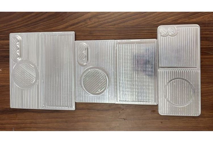 Foto dummy Galaxy Z Fold 8, Galaxy Z Wide Fold, dan Galaxy Z Flip 8 dalam kondisi terbentang. Dari gambar render dan foto dummy tersebut, model ?Wide? terlihat sengat berbeda dibanding lini Fold sebelumnya. Sesuai namanya, perangkat ini mengusung bodi yang lebih lebar dan lebih pendek, sehingga tampilannya terasa lebih mendekati tablet saat dibuka.
