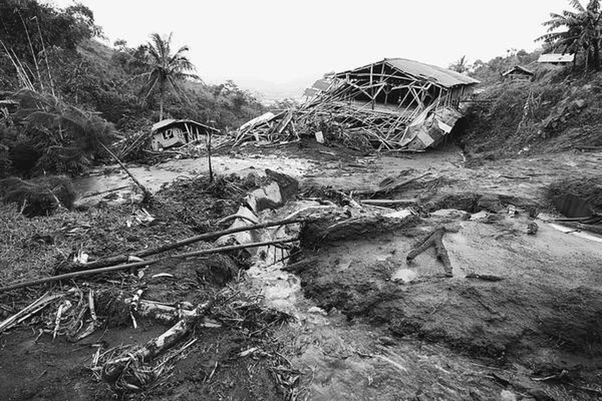 Tanah longsor menimpa tiga rumah warga di Kampung Babakan Girang, Pakuwon, Sukaresmi, Cianjur, Jawa Barat, Jumat (18/1). Peristiwa yang terjadi pukul 03.30 ini menewaskan dua warga, dua orang luka berat, dan dua orang luka ringan. Akses Jalan Raya Hanyawar-Pacet juga terputus.